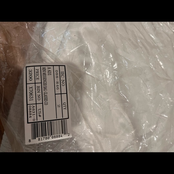 Hello Kitty Mini Messenger Bag NWT - Picture 4 of 6